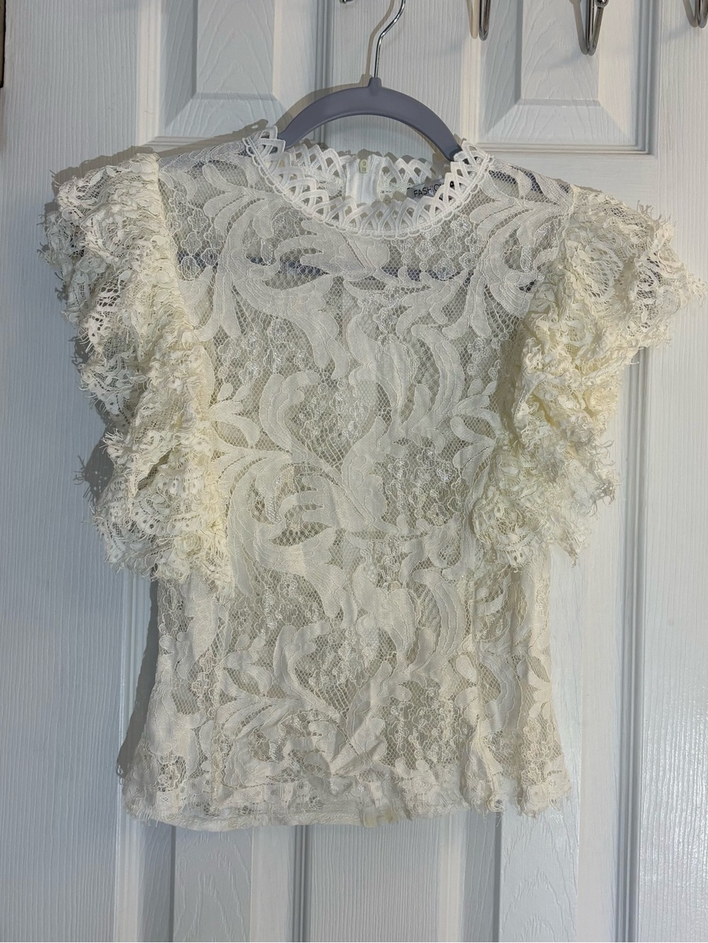 Fashion Nova White Lace Ruffle Cap Sleeve Mock Neck Blouse Top Zip Back Size M.